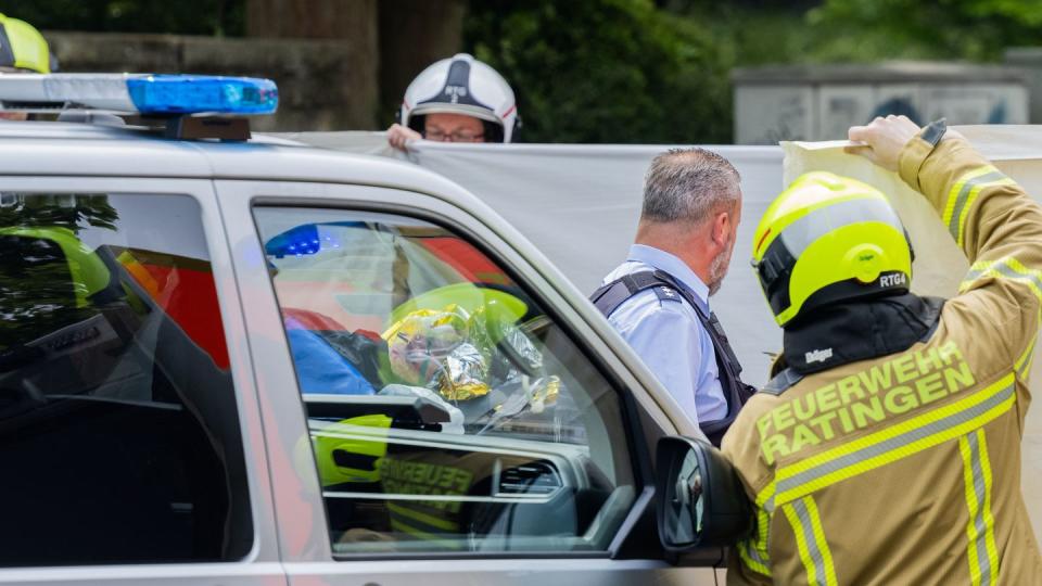 Bei einer Explosion in einem Hochhaus in Ratingen werden mehrere Einsatzkräfte schwer verletzt. 