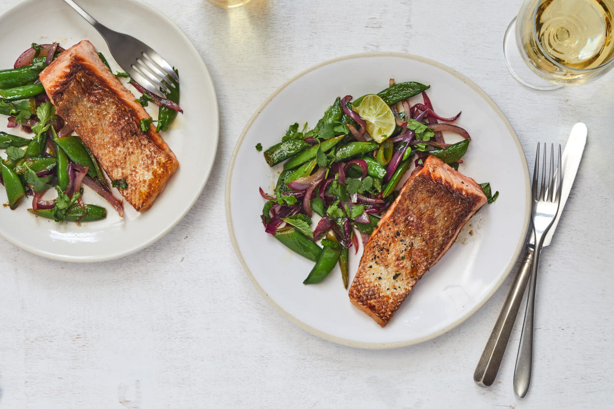 Salmón con especias, chícharo japonés y cebolla morada. (Beatrix Da Costa/The New York Times)