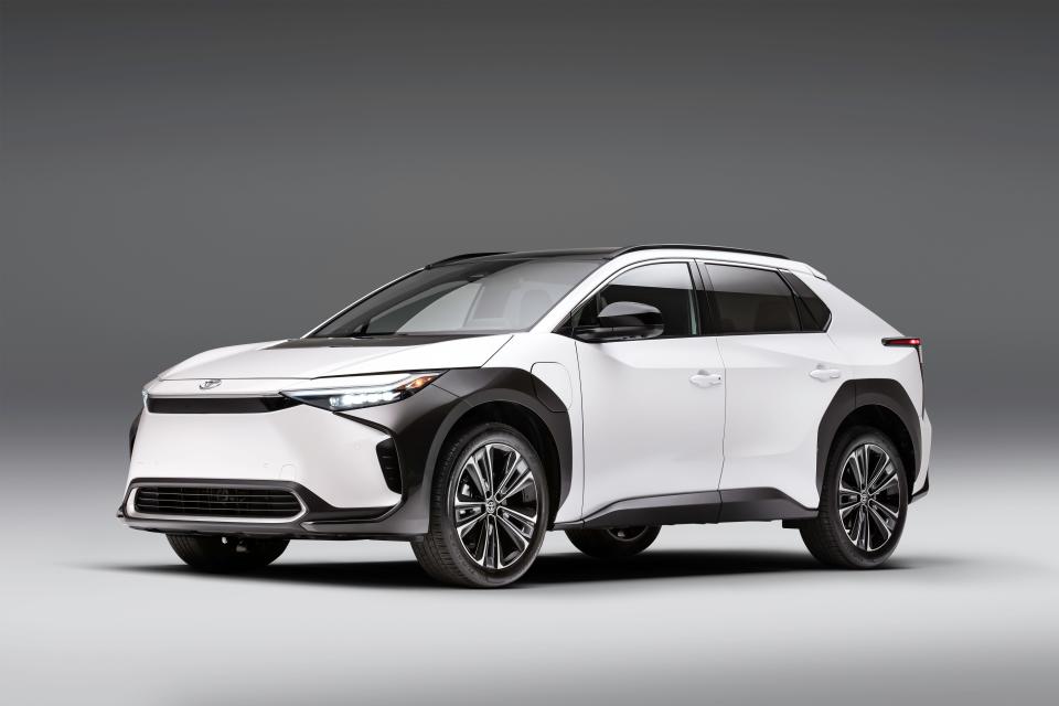 The three-row Toyota bZ4X three-row all-electric SUV that Toyota started selling last year. It is imported from Japan.