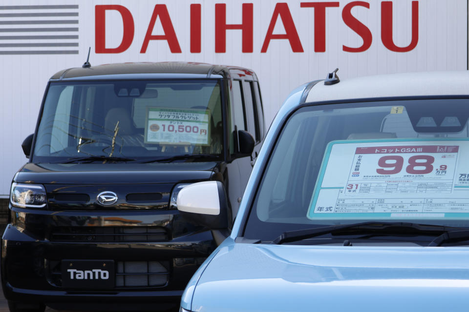 El logotipo de Daihatsu Motors se ve en su sala de exposición en Tokio. Daihatsu Motor Co. se enfrenta a un grave escándalo debido a una mala conducta en el proceso de certificación automotriz, que afecta la seguridad del automóvil. El Ministerio de Transporte de Japón ordenó a Daihatsu que dejara de enviar automóviles hasta que cumplieran con las normas ambientales y de seguridad. Como resultado, Daihatsu tuvo que cerrar operaciones en varias plantas de ensamblaje en Ryuo, Oyamazaki y Nakatsu tras un escándalo relacionado con pruebas fraudulentas de vehículos. (Foto de James Matsumoto/SOPA Images/LightRocket vía Getty Images)