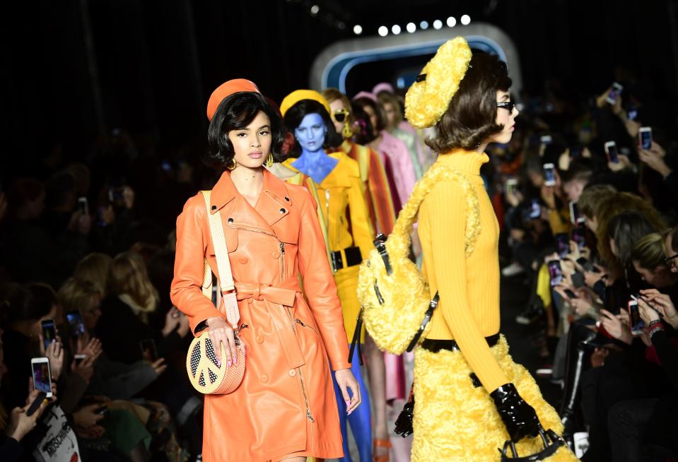 <p>Ganz im Stil der 60er-Jahre, aber mit dem besonderen Moschino-Touch: Für seine Show hatte Chefdesigner Jeremy Scott zusätzlich die Körper einiger Models in knalligen Farben anmalen lassen. (Bild: Miguel Medina/AFP/Getty Images) </p>