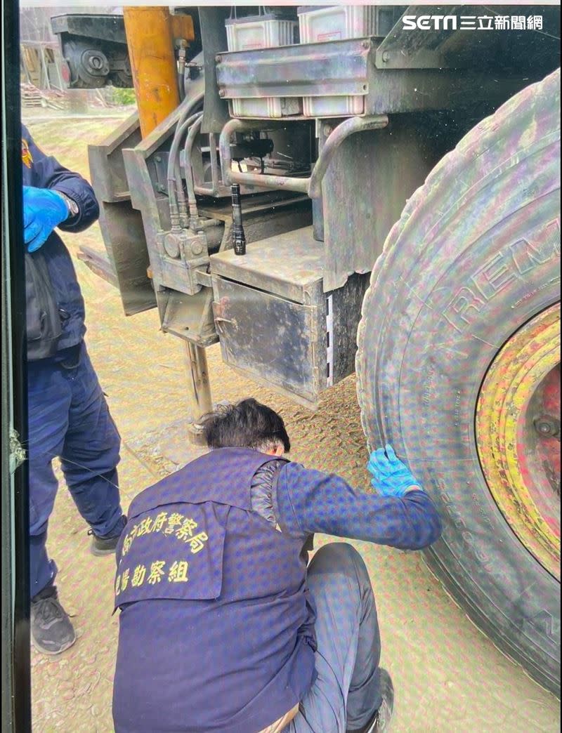 重型動力機械輾斃機車騎士。（圖／翻攝畫面）