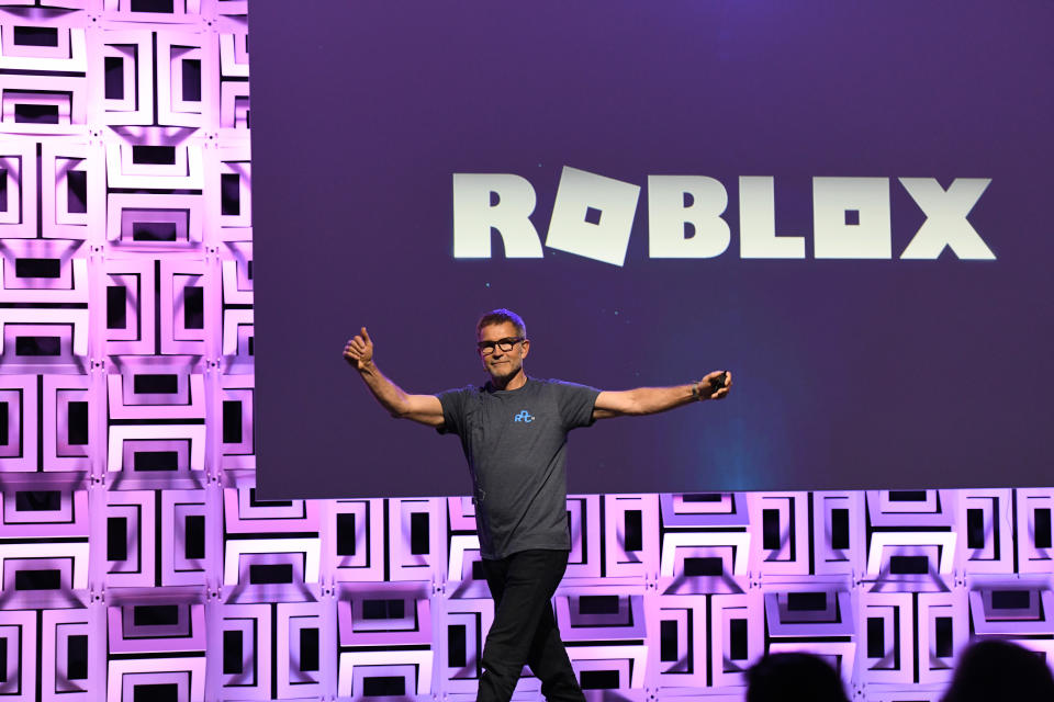 BURLINGAME, KALIFORNIA - ABUZTUAK 10: David Baszucki, Roblox-en sortzaile eta zuzendari nagusia, 10ko abuztuaren 2019ean Roblox Garatzaileen Konferentzian aurkeztu du Burlingame-n, Kalifornian. (Argazkia Ian Tuttle/Getty Images Roblox-erako)