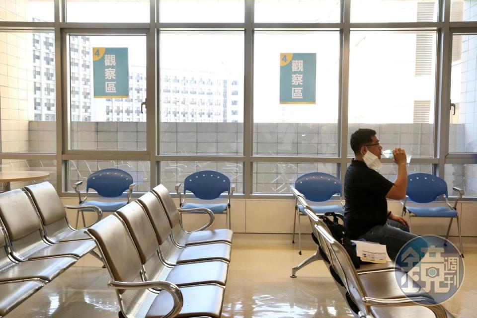 亞東醫院開放自費接種疫苗，並公布費用為600元，一早就有80位預約民眾前往等候。