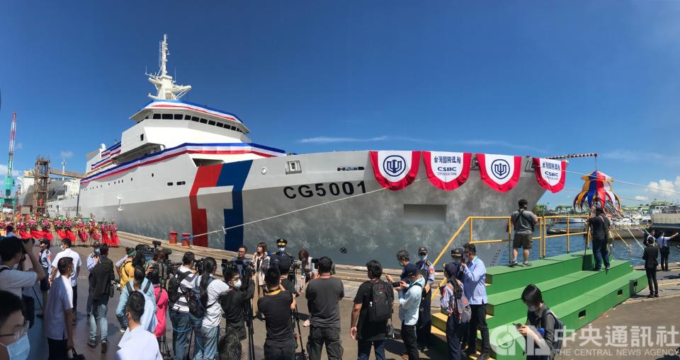 海巡署首艘4000噸巡防艦2日在台船公司高雄廠下水，嘉義艦是海巡有史以來噸位最大的艦艇，海巡艦又是國家主權及國力的延伸，艦名「嘉義艦」以具有台灣主權意象名稱命名，有特殊意涵。(中央社) 