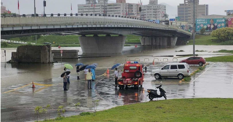 宜蘭市河濱公園停車場淹水，警方調派拖吊車移置車輛。（圖／翻攝自「宜蘭知識+」）