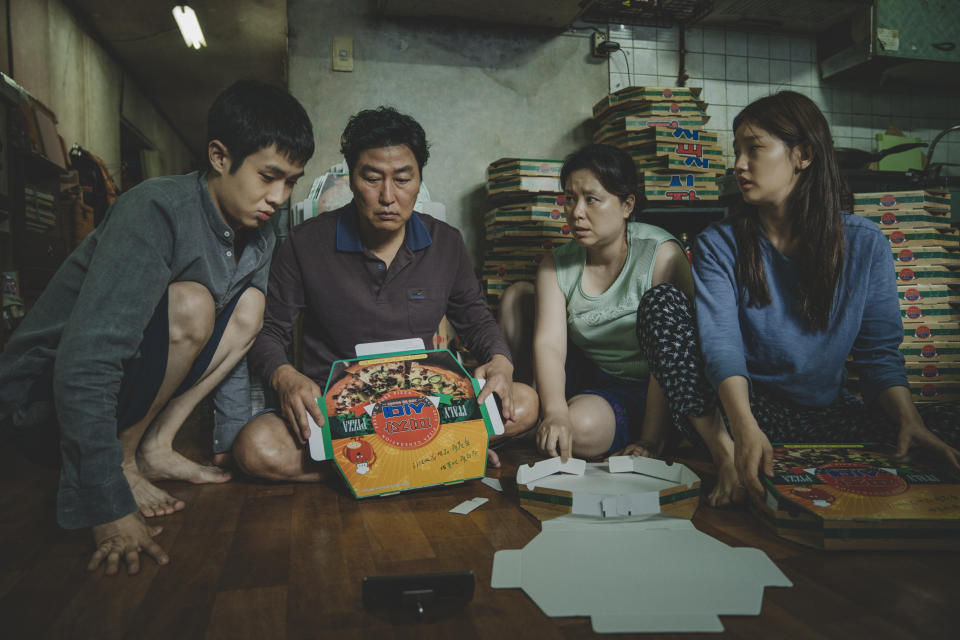 En esta imagen difundida por Neon, Woo-sik Choi, Kang-ho Song, Hye-jin Jang y So-dam Park, de izquierda a derecha, en una escena de "Parasite". (Neon via AP)