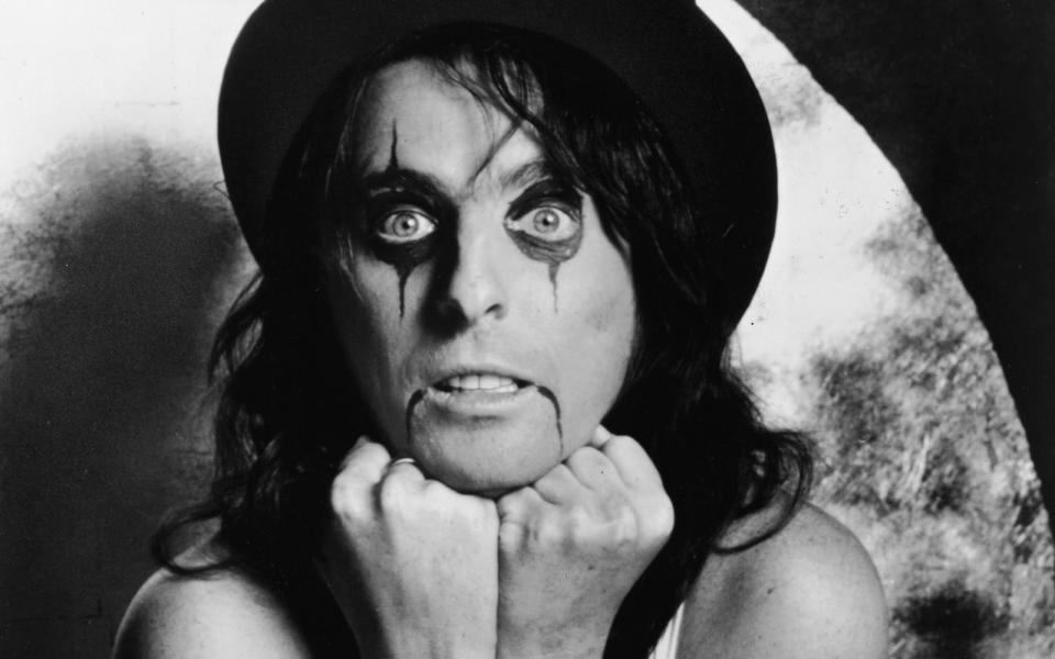 Rockstars, die wie Alice Cooper (hier ein Bild aus den frühen 70-ern) schon immer bei ihren Auftritten Make-up tragen, sind klar im Vorteil: Denn mit Schminke kann man natürlich einiges überdecken ... (Bild: Hulton Archive/Getty Image)