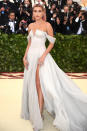 <p><span>Auf der Met Gala 2018 zeigte sich Hailey Baldwin ganz verliebt mit dem kanadischen Sänger Shawn Mendes. In “Ocean’s 8” muss die Tochter von Hollywood-Schauspieler Stephen Baldwin aber ganz alleine über den roten Teppich. (Bild-Copyright: Evan Agostini/Invision/AP)</span> </p>