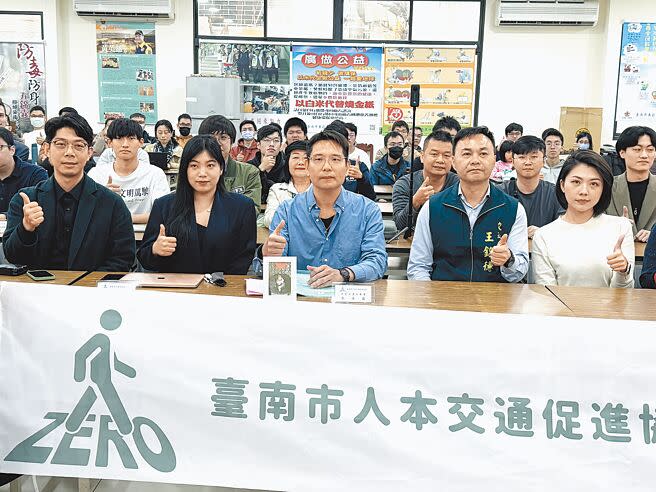 余志祥（第一排左三）成立「台南市人本交通促進協會」並當選首任理事長。（曹婷婷攝）