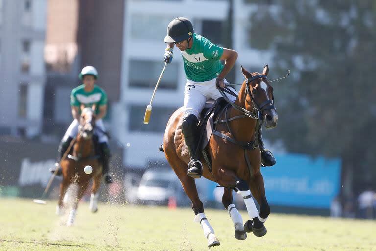 Facundo Pieres lleva en el aire la bocha, con el respaldo de Bartolomé Castagnola (h.) detrás; La Natividad es claro favorito contra el ascendente La Ensenada, pero no puede descuidarse.