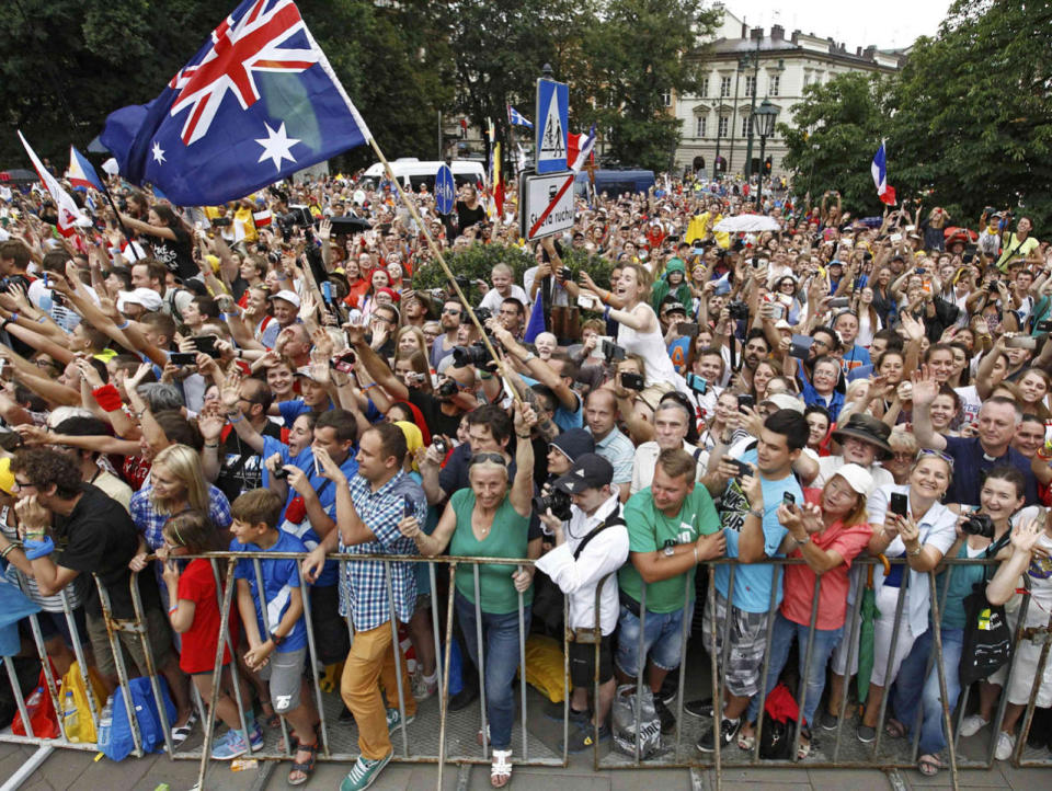 <p>Faithfuls greet Pope Francis as he travels to a welcoming ceremony at Wawel Royal Castle in Krakow, Poland July 27, 2016. (REUTERS/Kacper Pempel)</p>