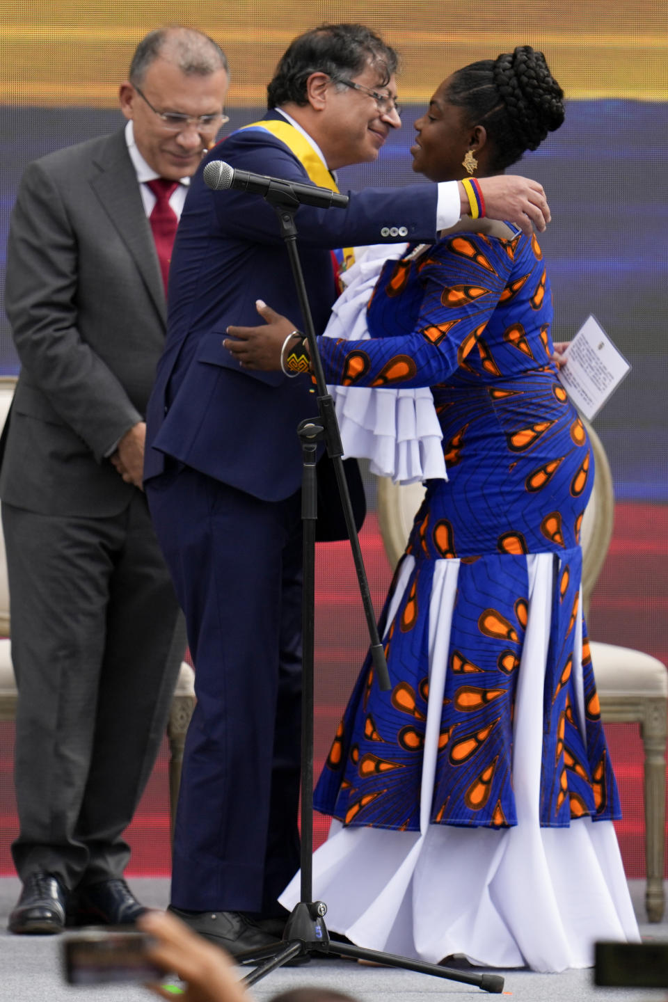 El presidente de Colombia, Gustavo Petro, a la derecha, abraza a la vicepresidenta Francia Márquez después de prestar juramento en Bogotá, Colombia, el domingo 7 de agosto de 2022. ( AP Foto/Fernando Vergara)