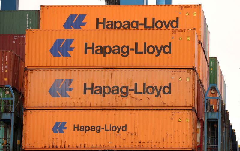 FOTO DE ARCHIVO: Contenedores en el buque portacontenedores Chacabuco de Hapag-Lloyd, en Hamburgo