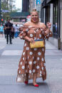 <p>Suzanne Ujaque trägt ein schulterfreies Polka-Dots-Kleid, eine Monogram Clutch und rote Flats. (Foto: Harald Austad) </p>