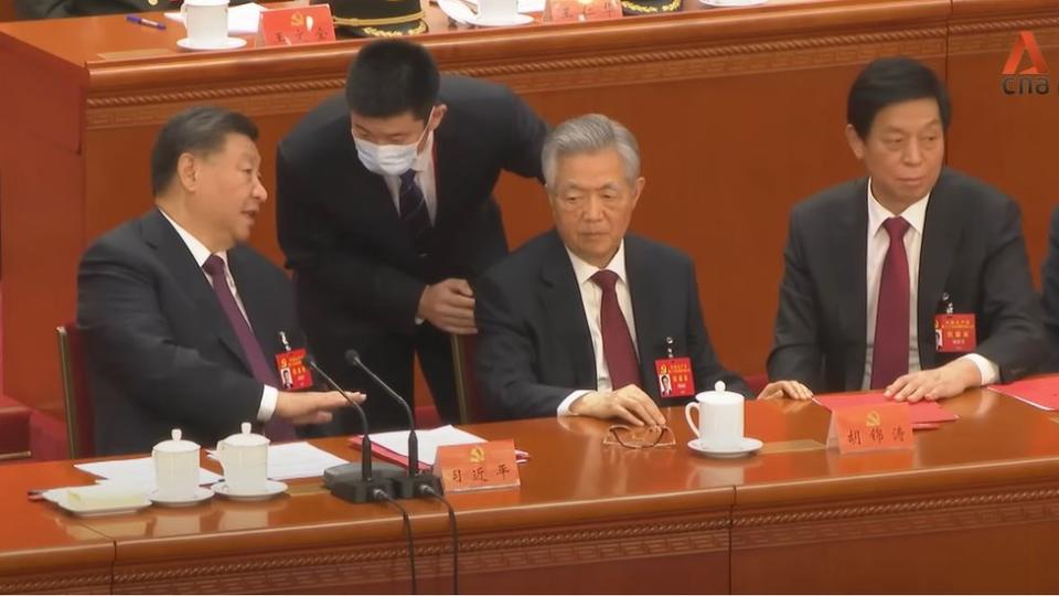 Xi Jinping (izquierda) da instrucciones al hombre detrás de Hu