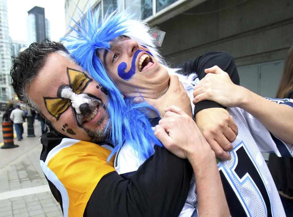 Toronto Argonauts and Hamilton Tiger Cats fans support their teams before the CFL eastern final football game in Toronto, November 17, 2013. REUTERS/Fred Thornhill (CANADA - Tags: SPORT FOOTBALL)