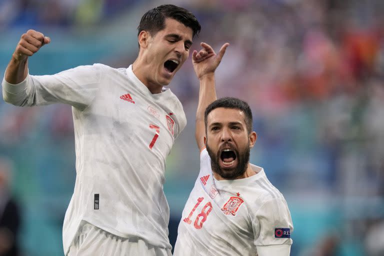 Álvaro Morata y Jordi Alba, dos de los gladiadores españoles que dejaron atrás a Suiza y se aprestan a enfrentar a Italia en Wembley, por una de las semifinales de la Eurocopa 2020.
