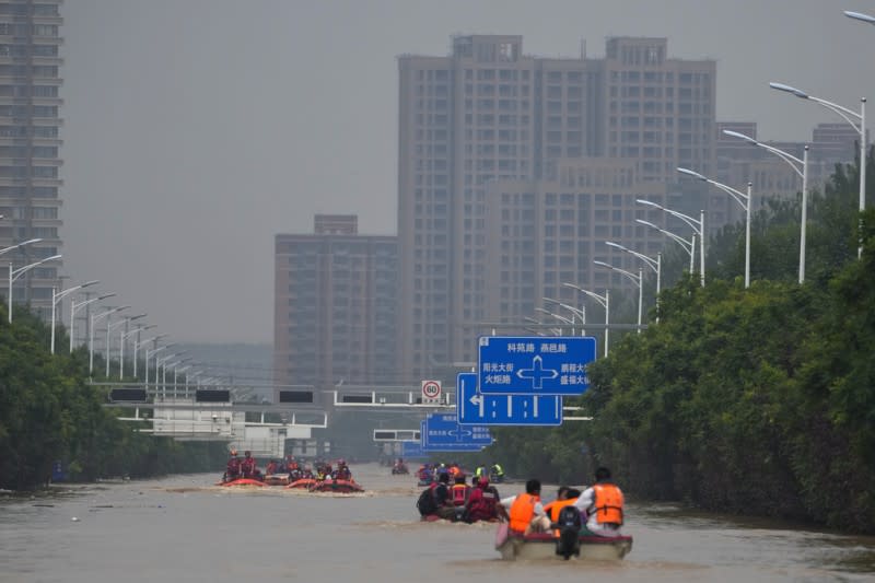 <cite>2023年8月2日，北京以南的河北涿州，救援人員使用橡皮艇疏散被困居民。中國首都過去幾天遭遇至少140年來的最大降雨量。 （美聯社）</cite>