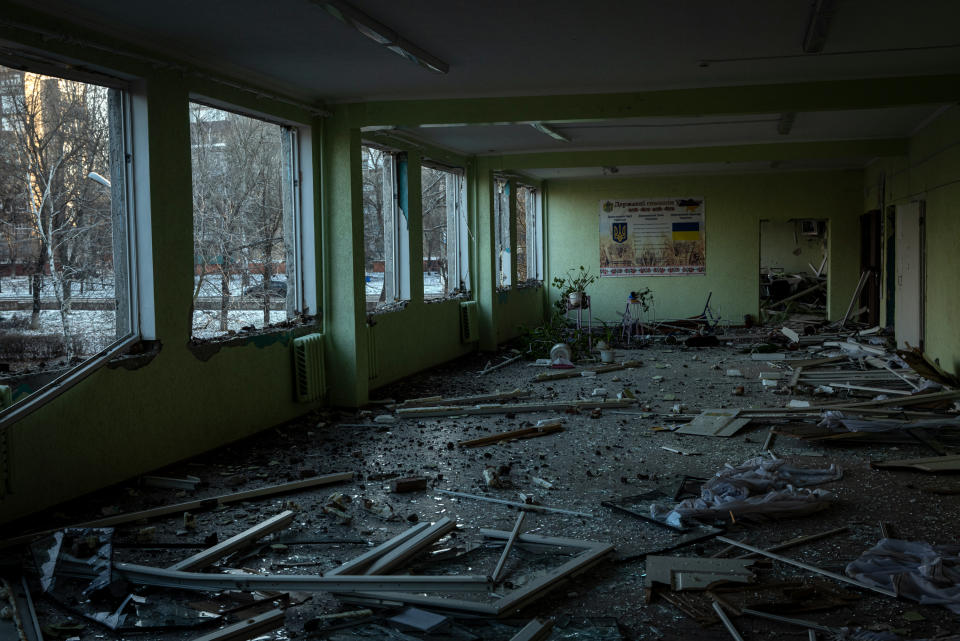 Los restos de una escuela de formación profesional en Kramatorsk, Ucrania, que fue alcanzada por un ataque ruso el sábado 7 de enero de 2023, durante la tregua propuesta por Rusia. (Nicole Tung/The New York Times).
