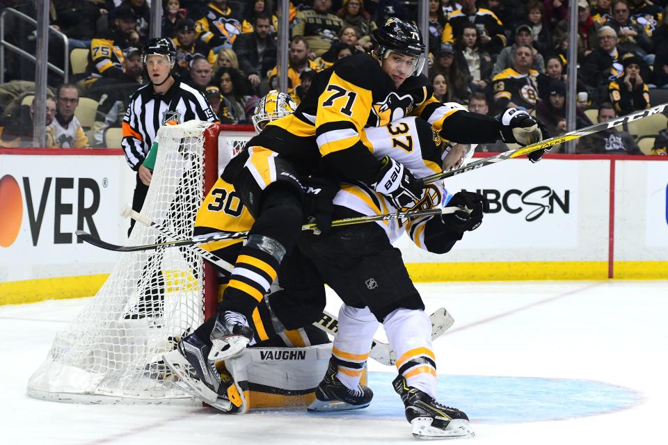 <p>PITTSBURGH, PA - JANUARY 07: Evgeni Malkin #71 of the Pittsburgh Penguins gets caught on Patrice Bergeron's #37 back of the Boston Bruins at PPG PAINTS Arena on January 7, 2018 in Pittsburgh, Pennsylvania. (Photo by Matt Kincaid/Getty Images)</p>