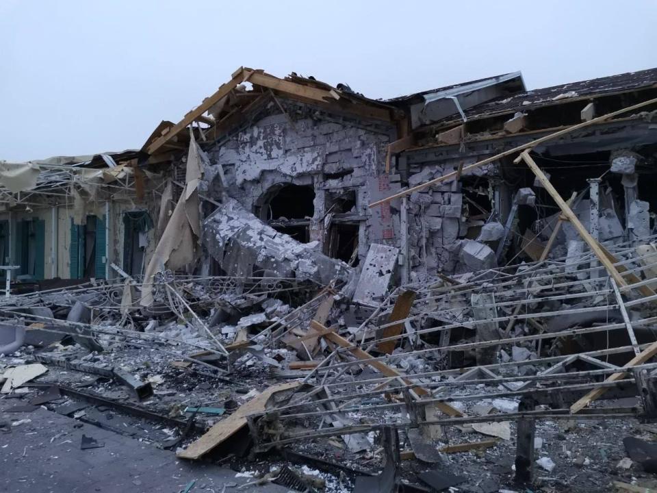 烏國官媒《烏克蘭國家通訊社》報導，，俄軍對扎波羅熱發動導彈攻擊，一個當時不在營業時間的公共餐飲場所被毀。   圖：翻攝@nexta_tv推特