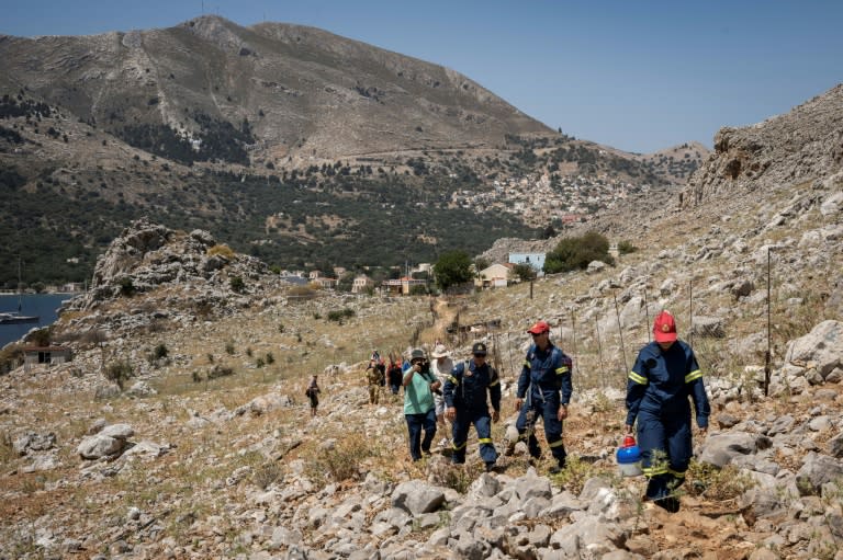 Opérations de recherches pour retrouver le médecin star de la télévision britannique Michael Mosley, sur l'île grecque de Symi, le 8 juin 2024 (Maria Panorma KONTOU)