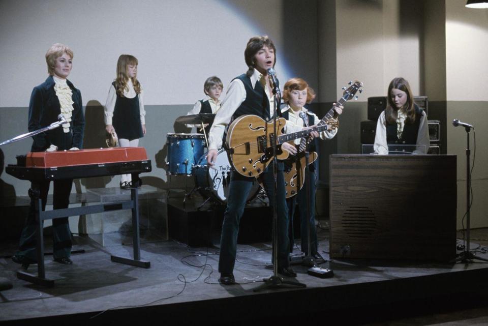 Shirley Jones, Suzanna Crough, BrianForster, David Cassidy, Danny Bonaduce, and Susan Dey in The Partridge Family, September 1971