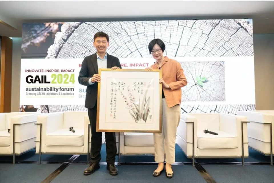 Guest-of-Honour Mr Chee Hong Tat, Minister for Transport and Second Minister for Finance, and Ms Kaylee Kwok, Chairman of ONERHT Foundation at the ONERHT Foundation GAIL Forum 2024 [L-R]