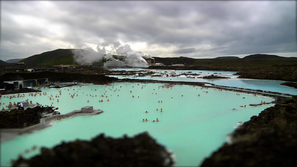 <b>Islandia</b><br>Por su cultura y su vida nocturna. La caída de la moneda —que de hecho devaluó la corona en un 75%— favoreció los bolsillos de los turistas. Gastronomía, galerías de arte, teatros, conciertos y ópera no faltan; los deportes, como la natación en piscinas de agua geotérmica, forman parte de la vida cotidiana; pero lo más sorprendente es el trato cálido de los islandeses, deseosos de compartir su cultura y que los visitantes se sientan en casa. <a href="http://www.flickr.com/photos/poptech/" rel="nofollow noopener" target="_blank" data-ylk="slk:poptech/Flickr;elm:context_link;itc:0;sec:content-canvas" class="link ">poptech/Flickr</a>