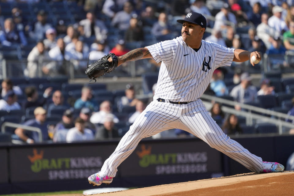 El pítcher de los Yanquis de Nueva York Nestor Cortes lanza ante los Angelinos de Los Ángeles el jueves 20 de abril del 2023. (AP Foto/Mary Altaffer)