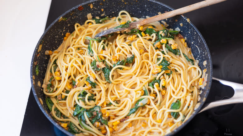 spaghetti spinach pasta in pan