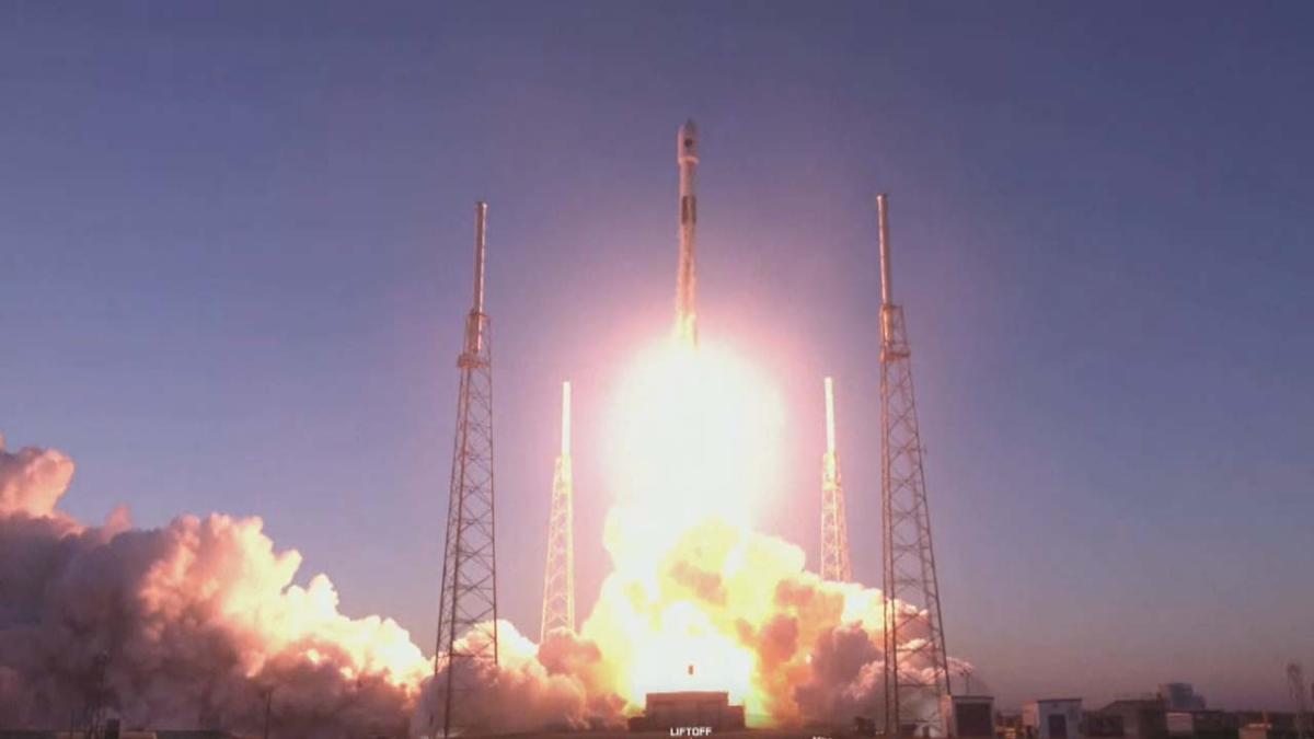 Une fusée SpaceX décolle du Cap Canaveral et transporte un satellite