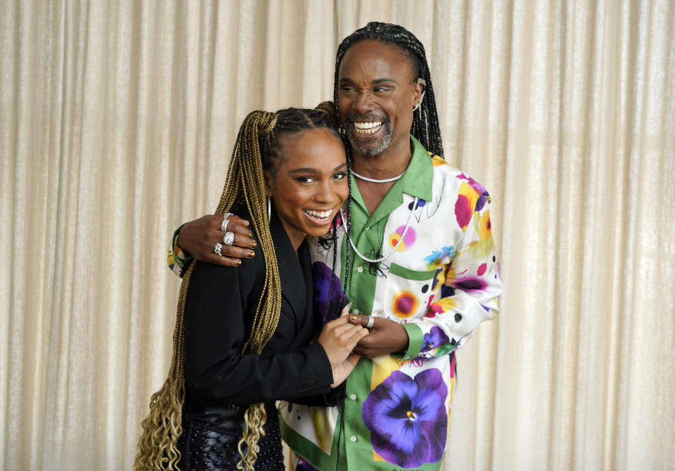 Billy Porter, derecha, director de la película "Anything's Possible" posa con la protagonista del filme Eva Reign en el Hotel Ace en Los Angeles el 14 de julio de 2022. (Foto AP/Chris Pizzello)