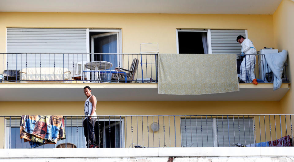 <p>Police photograph a flat where the 27-year-old Syrian suspect lived, after an explosion in Ansbach near Nuremberg, Germany, July 25, 2016. (REUTERS/Michaela Rehle</p>