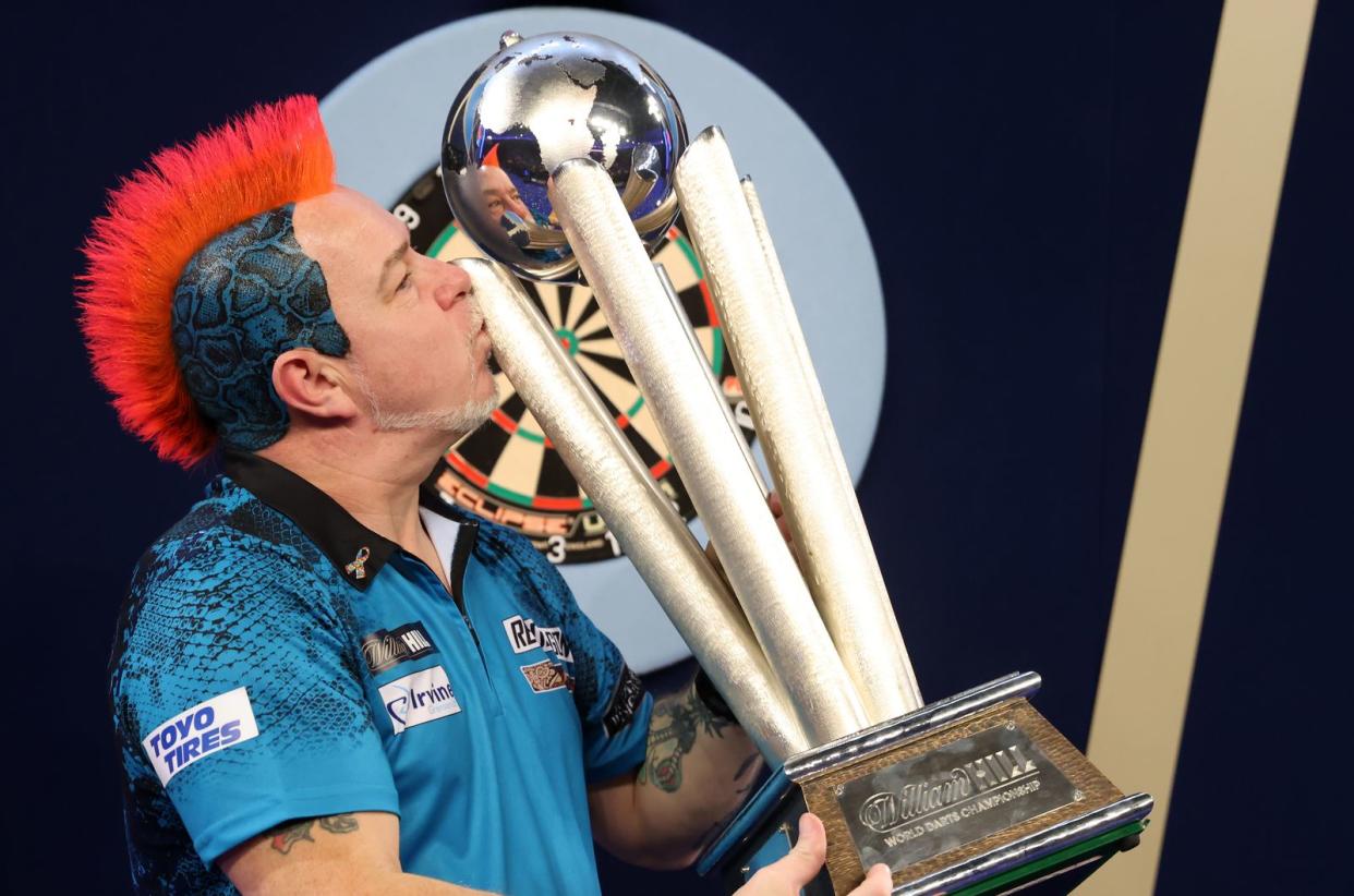 Peter Wright wurde am Montagabend zum zweiten Mal nach 2020 Darts-Weltmeister. Auch der deutsche Sender SPORT1 hat Grund zum Jubeln. (Bild: Getty Images / Luke Walker)