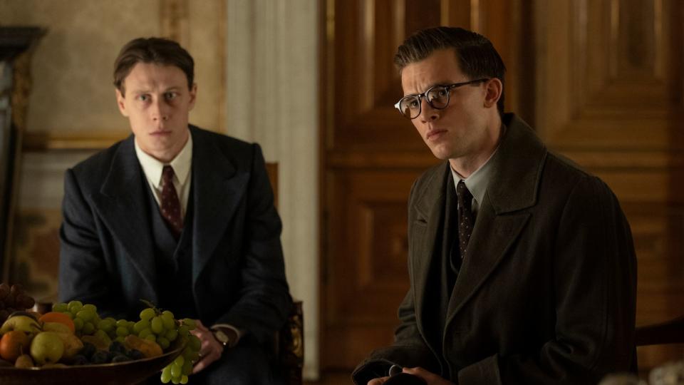 Hugh Legat (George MacKay, links) und Paul von Hartmann (Jannis Niewöhner) versuchen, den Krieg abzuwenden. (Bild: Netflix / Frederic Batier)