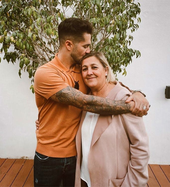 Hugo Paz, con su madre