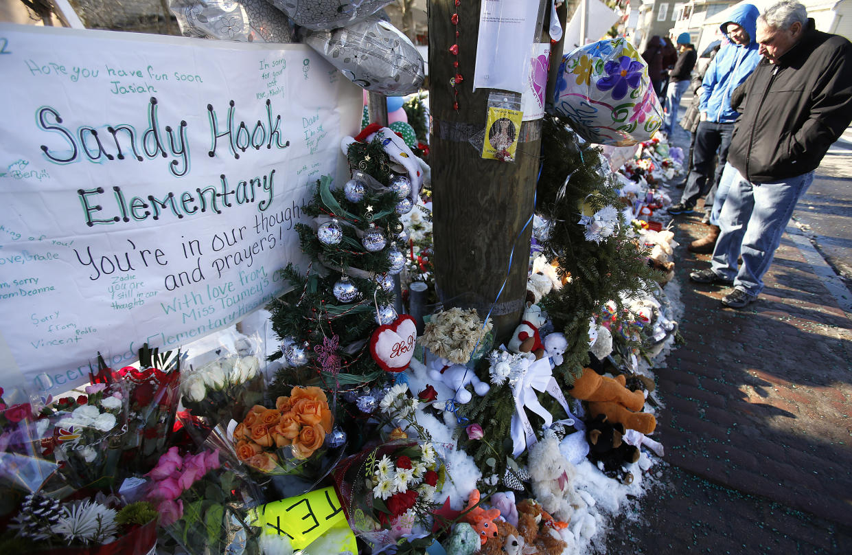 A makeshift memorial at Sandy Hook Elementary in Newtown, days after the deadly school shooting in 2012. Now, in the wake of the Uvalde school shooting, the mom of victim Ana Grace is offering words of hard-won wisdom. (Photo: REUTERS/Carlo Allegri )