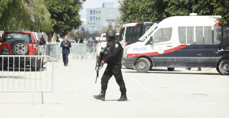 Police officers are seen outside parliament in Tunis March 18, 2015. REUTERS/Zoubeir Souissi