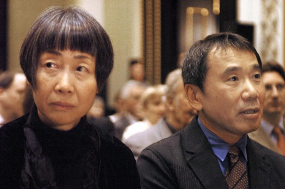 Haruki Murakami y su esposa