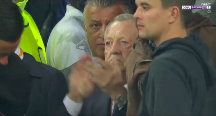 Aulas en tribunes avec les supporters.