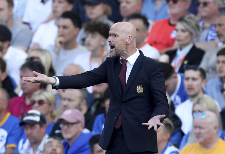 Erik ten Hag, entrenador del Manchester United, gesticula durante un partido de fútbol de la Liga Premier de Inglaterra entre Brighton & Hove Albion y Manchester United, en el Estadio Amex, en Brighton y Hove, Inglaterra, el sábado 19 de mayo de 2024. (Steven Paston/PA vía AP)