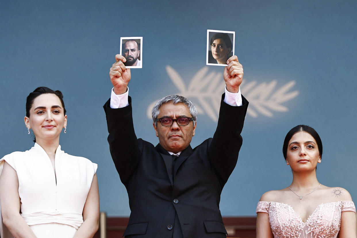 Le réalisateur iranien Mohammad Rasoulof ovationné alors qu’il arrive pour la projection du film « Les graines du figuier sauvage » lors de la 77e édition du Festival de Cannes. 