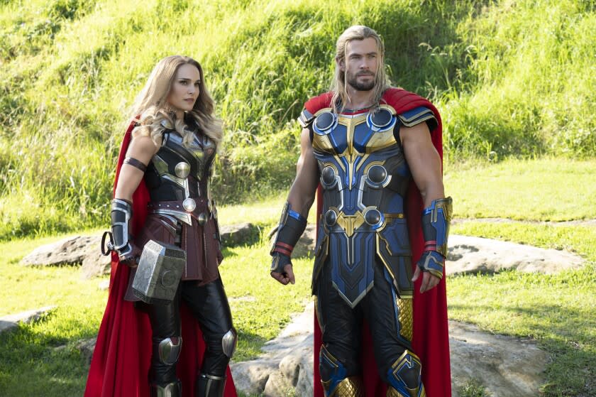 En esta imagen proporcionada por Marvel Studios, Natalie Portman, izquierda, y Chris Hemsworth en una escena de "Thor: Love and Thunder". (Jasin Boland/Marvel Studios-Disney via AP)