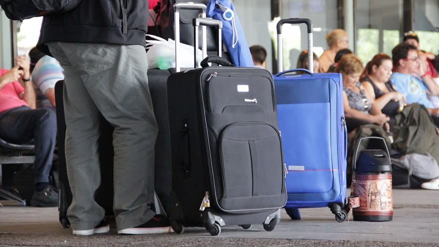 Mientras los pasajeros son controlados al regresar al país, azafatas, mecánicos, pilotos y personal aeronáutico continúan con prácticas de contrabando