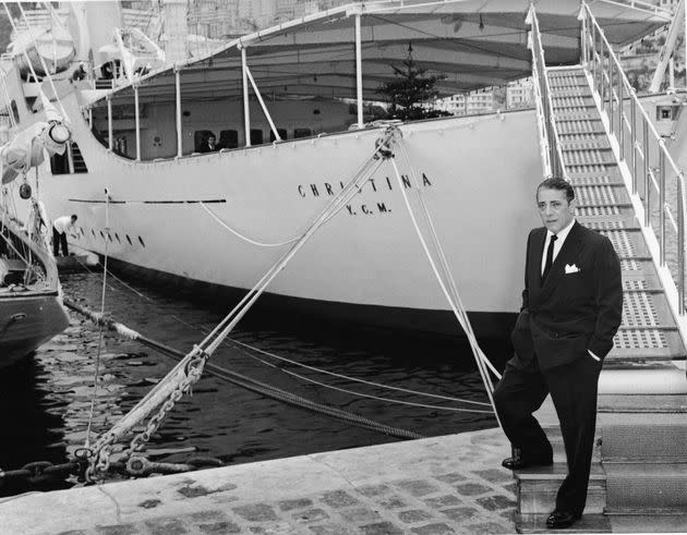 Le magnat grec Aristote Onassis (1906-1975) devant le pont du Christina O, au milieu des années 1950 (Photo: FPG via Getty Images)