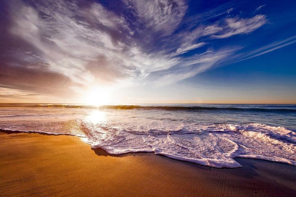 沙灘(Photo Credit: 12019@pixabay.com, License CC0，圖片來源：https://pixabay.com/zh/photos/beach-sea-sunset-sun-sunlight-1751455/)
