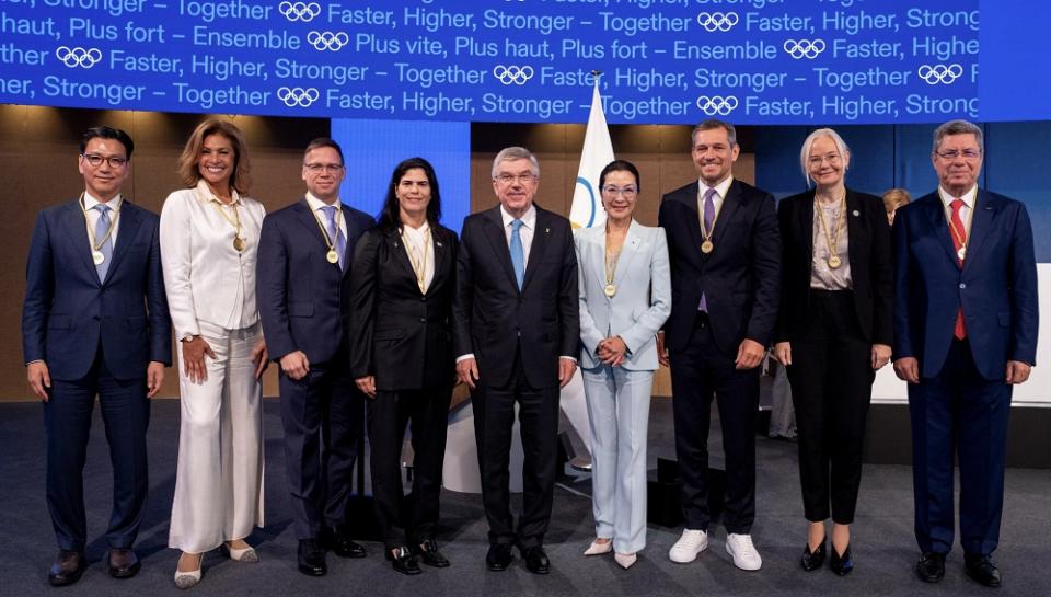 楊紫瓊（右4）當選IOC新委員。（圖：國際奧委會 X）