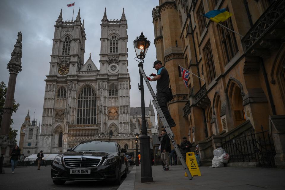 <p>La mayoría de las lámparas de gas que siguen funcionando en Londres se encuentran en The Mall, la avenida que lleva al Palacio de Buckingham, varias calles de la zona de Covent Garden o en los alrededores de la Abadía de Westminster. (Foto: Daniel Leal / AFP / Getty Images).</p> 